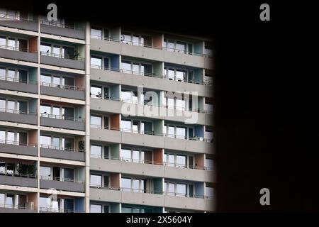 Ein Mietshaus mit Balkonen zu sehen in Köln-Ehrenfeld. Das Ziel, in Köln bezahlbaren Wohnraum zu schaffen und zu erhalten, wird durch die Wohnraumförderung 2024 des Landes Nordrhein-Westfalen weiter unterstützt. Themenbild, Symbolbild Köln, 06.05.2024 NRW Deutschland *** ein Wohnhaus mit Balkonen in Köln Ehrenfeld das Ziel, bezahlbaren Wohnraum in Köln zu schaffen und zu erhalten, wird durch das Wohnungsförderungsprogramm des Landes Nordrhein-Westfalen 2024 weiter unterstützt. 06 05 2024 NRW Deutschland Copyright: xChristophxHardtx Stockfoto