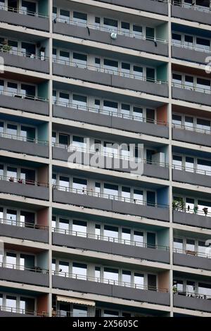 Ein Mietshaus mit Balkonen zu sehen in Köln-Ehrenfeld. Das Ziel, in Köln bezahlbaren Wohnraum zu schaffen und zu erhalten, wird durch die Wohnraumförderung 2024 des Landes Nordrhein-Westfalen weiter unterstützt. Themenbild, Symbolbild Köln, 06.05.2024 NRW Deutschland *** ein Wohnhaus mit Balkonen in Köln Ehrenfeld das Ziel, bezahlbaren Wohnraum in Köln zu schaffen und zu erhalten, wird durch das Wohnungsförderungsprogramm des Landes Nordrhein-Westfalen 2024 weiter unterstützt. 06 05 2024 NRW Deutschland Copyright: xChristophxHardtx Stockfoto