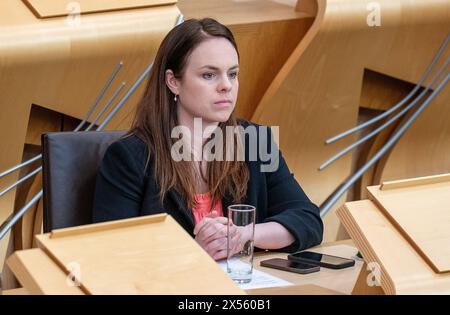 Kate Forbes hört zu, wie John Swinney vor der Kammer spricht, nachdem er als erster Minister im schottischen Parlament in Edinburgh gewählt wurde. Bilddatum: Dienstag, 7. Mai 2024. Stockfoto