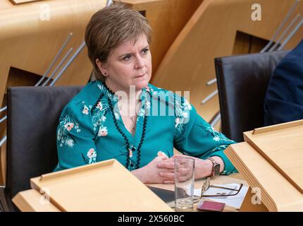 Die ehemalige Premierministerin Nicola Sturgeon hört, wie John Swinney vor der Kammer spricht, nachdem sie als erste Ministerin im schottischen Parlament in Edinburgh gewählt wurde. Bilddatum: Dienstag, 7. Mai 2024. Stockfoto