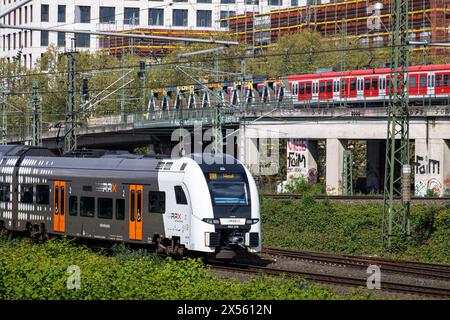 Rhein-Ruhr Express Regionalbahn und Gleise im Stadtteil Deutz, Köln. Regionalzug Rhein-Ruhr Express und Gleisanlage in Deutz, Ko Stockfoto