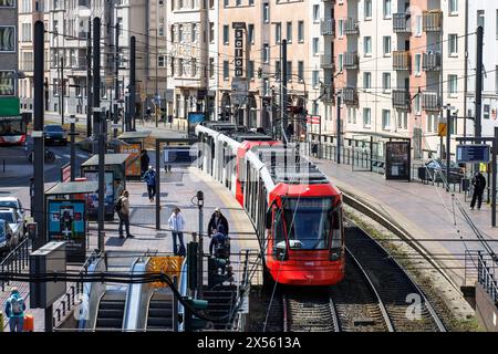 Straßenbahnlinie 3 der Kölner Verkehrsgesellschaft KVB am Bahnhof Deutz/LanxessArena, Köln, Deutschland. Strassenbahn der Linie 3 der Kölner V Stockfoto