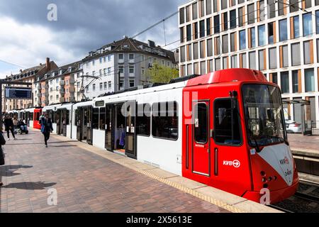 Straßenbahnlinie 3 der Kölner Verkehrsgesellschaft KVB am Bahnhof Deutz/LanxessArena, Köln, Deutschland. Strassenbahn der Linie 3 der Kölner V Stockfoto