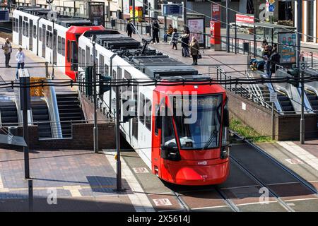 Straßenbahnlinie 3 der Kölner Verkehrsgesellschaft KVB am Bahnhof Deutz/LanxessArena, Köln, Deutschland. Strassenbahn der Linie 3 der Kölner V Stockfoto