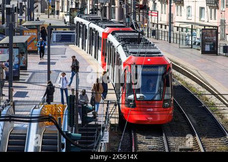 Straßenbahnlinie 3 der Kölner Verkehrsgesellschaft KVB am Bahnhof Deutz/LanxessArena, Köln, Deutschland. Strassenbahn der Linie 3 der Kölner V Stockfoto