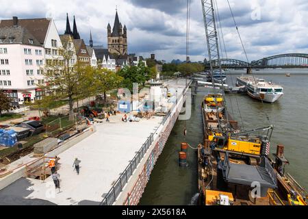 Die Rheinpromenade vor der Altstadt erhält eine neue Freischwingplatte, eine Baustelle, den Dom und die Kirche Gross St. Martin, Köln, Deutsch Stockfoto