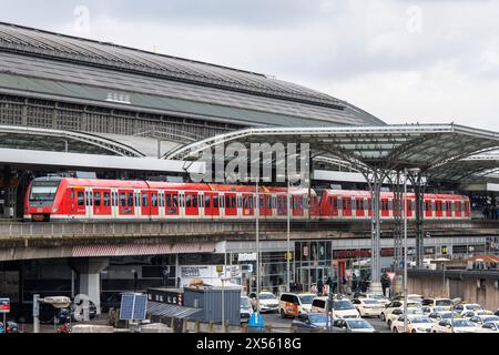 S-Bahn auf Gleis 11 im Hauptbahnhof, Breslauer Platz, Köln, Deutschland S-Bahn auf Gleis 11 im Hauptbahnhof, Breslauer Platz, Köln, Deu Stockfoto