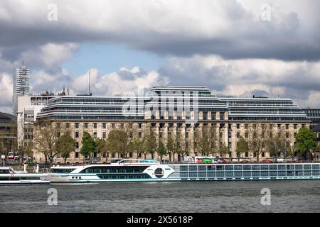 Blick über den Rhein bis zum Bürogebäude „neue Direktion“ an der Konrad-Adenauer-Ufer, Hauptsitz der Europäischen Agentur für Flugsicherheit (EA Stockfoto