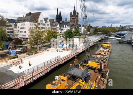 Die Rheinpromenade vor der Altstadt erhält eine neue Freischwingplatte, eine Baustelle, den Dom und die Kirche Gross St. Martin, Köln, Deutsch Stockfoto