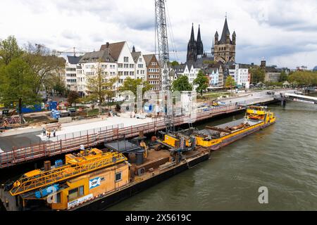 Die Rheinpromenade vor der Altstadt erhält eine neue Freischwingplatte, eine Baustelle, den Dom und die Kirche Gross St. Martin, Köln, Deutsch Stockfoto