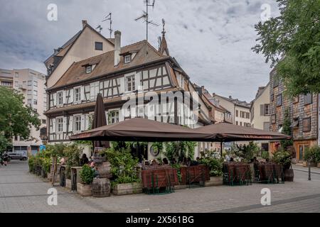 Straßburg, Frankreich - 28.06.2023: Straßburg Stadt: Blick auf die typischen bunten elsässischen Fassaden Stockfoto