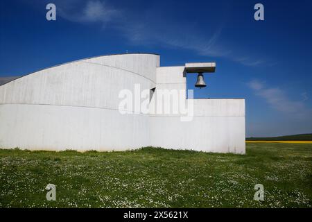 Malerische Landschaft mit moderner Kirche Stockfoto