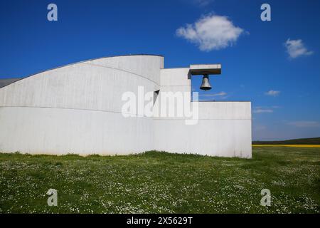 Malerische Landschaft mit moderner Kirche Stockfoto