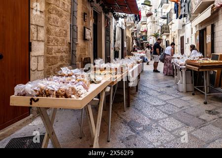 Bari, Italien, Altstadt, Straßenverkäufer, die verschiedene Nudelsorten anbieten. Stockfoto