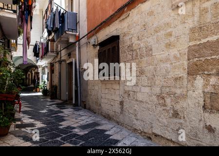 Bari, italienische Altstadt, Hängewaschsalon und Steinarchitektur Stockfoto
