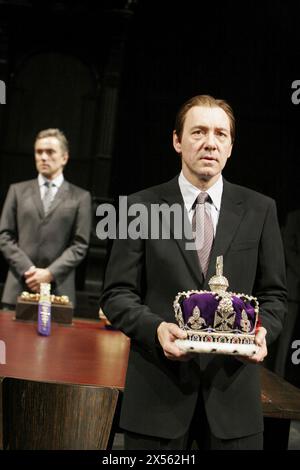 l-r: Ben Miles (Henry Bolingbroke), Kevin Spacey (Richard II) in RICHARD II von Shakespeare im Old Vic Theatre, London SE1 04/10/2005 Design: Hildegard Bechtler Beleuchtung: Peter Mumford Regie: Trevor Nunn Stockfoto