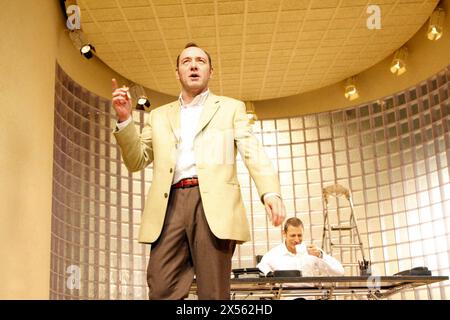 l-r: Kevin Spacey (Charlie Fox), Jeff Goldblum (Bobby Gould) in SPEED-THE-PLOW von David Mamet im Old Vic Theatre, London SE1 12/02/2008 Design: Rob Howell Beleuchtung: Paul Pyant Regie: Matthew Warchus Stockfoto