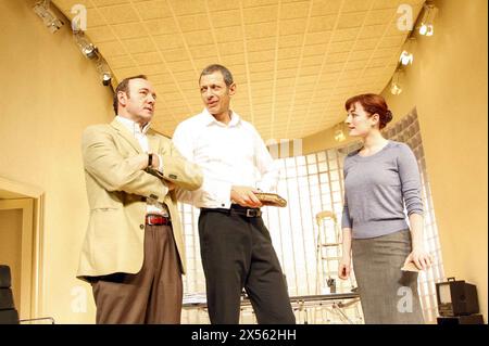 l-r: Kevin Spacey (Charlie Fox), Jeff Goldblum (Bobby Gould), Laura Michelle Kelly (Karen) in SPEED-THE-PLOW von David Mamet im Old Vic Theatre, London SE1 12/02/2008 Design: Rob Howell Beleuchtung: Paul Pyant Regie: Matthew Warchus Stockfoto