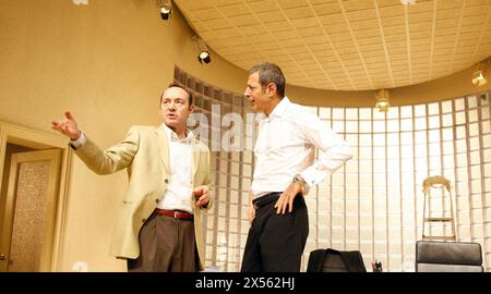 l-r: Kevin Spacey (Charlie Fox), Jeff Goldblum (Bobby Gould) in SPEED THE PLOW von David Mamet im Old Vic Theatre, London SE1 12/02/2008 Design: Rob Howell Beleuchtung: Paul Pyant Regie: Matthew Warchus Stockfoto