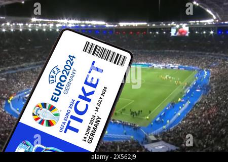 Ticket für UEFA Euro 2024 Germany Fußball Europameisterschaft EM Europa Meisterschaft Logo auf einem Handy im Stadion Symbolbild Fotomontage in Deutschland Deutschland Deutschland - 1. Mai 2024: Ticket für die UEFA Euro 2024 Germany Fußball Europameisterschaft EM Europa Meisterschaft Logo auf einem Handy im Stadion Symbolbild Fotomontage in Deutschland. *** Ticket für die UEFA Euro 2024 Deutschland Fußball-Europameisterschaft Europa-Europameisterschaft Logo auf einem Handy im Stadion Symbol Fotomontage in Deutschland 1. Mai 2024 Ticket für die UEFA Euro 2024 Deutschland Fußball CH Stockfoto