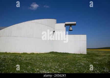 Malerische Landschaft mit moderner Kirche Stockfoto