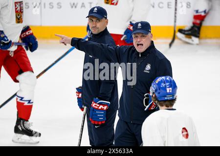 Prag, Tschechische Republik. Mai 2024. Trainer Radim Rulik, Right, und sein Assistent Tomas Plekanec während des Trainings der tschechischen Hockeynationalmannschaft in Prag, Tschechien, am 7. Mai 2024. Quelle: Ondrej Deml/CTK Photo/Alamy Live News Stockfoto