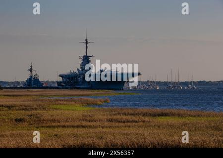 Mt. Pleasant, South Carolina, USA - 18. März 2024: Das Schiff der USS Yorktown Navy wird am frühen Abend vom Memorial Waterfront Park aus gesehen. Stockfoto