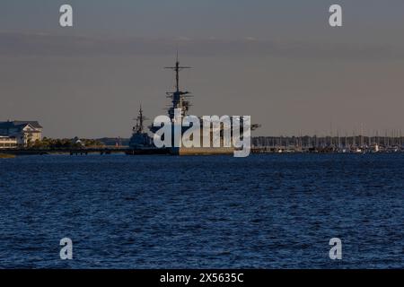 Mt. Pleasant, South Carolina, USA - 18. März 2024: Das Schiff der USS Yorktown Navy wird am frühen Abend vom Memorial Waterfront Park aus gesehen. Stockfoto