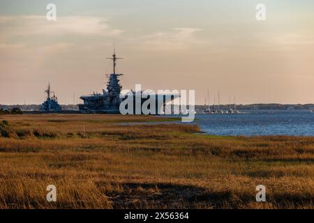 Mt. Pleasant, South Carolina, USA - 18. März 2024: Das Schiff der USS Yorktown Navy wird am frühen Abend vom Memorial Waterfront Park aus gesehen. Stockfoto