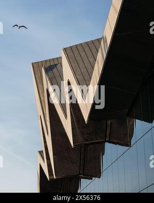 Glasgow, Großbritannien - 6. Dezember 2023: Riverside Museum von Zaha Hadid Architect im Yorkhill-Viertel von Glasgow, Schottland. Verkehrsmuseum Stockfoto