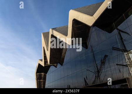 Glasgow, Großbritannien - 6. Dezember 2023: Riverside Museum von Zaha Hadid Architect im Yorkhill-Viertel von Glasgow, Schottland. Verkehrsmuseum Stockfoto