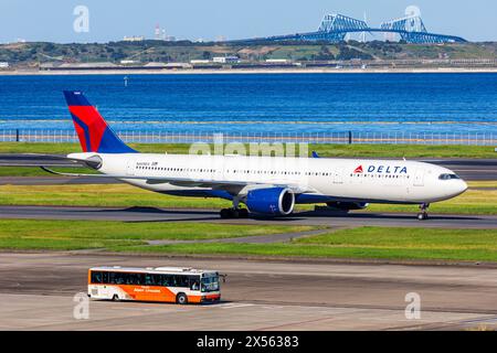 Delta Air Lines Airbus A330-900 Flugzeug Flughafen Tokio Haneda in Japan Tokio, Japan - 6. Oktober 2023: Ein Airbus A330-900 Flugzeug der Delta Air Lines mit dem Kennzeichen N409DX auf dem Flughafen Tokyo Haneda HND in Japan. *** Delta Air Lines Airbus A330 900 Flugzeuge Tokyo Haneda Airport in Japan Tokio, Japan 6. Oktober 2023 Ein Delta Air Lines Airbus A330 900 Flugzeuge mit der Registrierung N409DX am Tokyo Haneda Airport HND in Japan Stockfoto