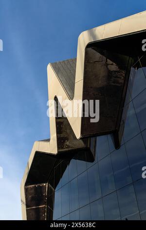 Glasgow, Großbritannien - 6. Dezember 2023: Riverside Museum von Zaha Hadid Architect im Yorkhill-Viertel von Glasgow, Schottland. Verkehrsmuseum Stockfoto