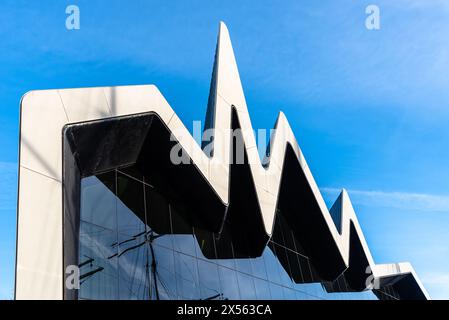 Glasgow, Großbritannien - 6. Dezember 2023: Riverside Museum von Zaha Hadid Architect im Yorkhill-Viertel von Glasgow, Schottland. Verkehrsmuseum Stockfoto