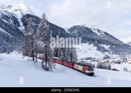 Rhätische Bahn Zug auf der Albulabahn Passagierzug in den Alpen in Bergün, Schweiz Bergün, Schweiz - 10. Januar 2024: Rhätische Bahn Zug auf der Albulabahn Passagierzug in den Alpen in Bergün, Schweiz. *** Rhätische Bahn Zug auf der Albula Eisenbahn Personenzug in den Alpen in Bergün, Schweiz Bergün, Schweiz 10. Januar 2024 Rhätische Bahn Zug auf der Albula Eisenbahn Personenzug in den Alpen in Bergün, Schweiz Stockfoto