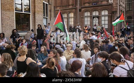 AMSTERDAM - Demonstranten stehen vor der Tür des Binnengasthuis der Universität Amsterdam (UVA) während eines Protestes in Solidarität mit pro-palästinensischen Studenten, die einen Tag zuvor auf dem Roeterseiland Campus der Universität Amsterdam (UVA) protestierten und von der Polizei entfernt wurden. Die Demonstranten äußern unter anderem ihre Unzufriedenheit mit den Aktionen der Polizei. ANP RAMON VAN FLYMEN niederlande aus - belgien aus Stockfoto