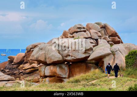 Riesen Felsen an der Côte de Granit Rose, rosa Granit Küste, Ploumanac´h, Perros-Guirec, Bretagne, Bretagne, Frankreich. Stockfoto