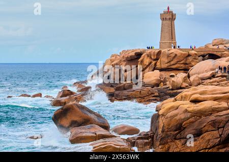 Das ruz Leuchtturm, riesigen Felsen an der Côte de Granit Rose, rosa Granit Küste, Ploumanac'h, Perros-Guirec, Bretagne, Bretagne, Frankreich. Stockfoto