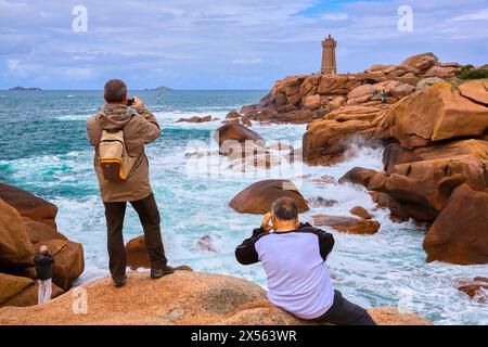Das ruz Leuchtturm, riesigen Felsen an der Côte de Granit Rose, rosa Granit Küste, Ploumanac'h, Perros-Guirec, Bretagne, Bretagne, Frankreich. Stockfoto