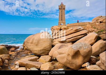 Das ruz Leuchtturm, riesigen Felsen an der Côte de Granit Rose, rosa Granit Küste, Ploumanac'h, Perros-Guirec, Bretagne, Bretagne, Frankreich. Stockfoto