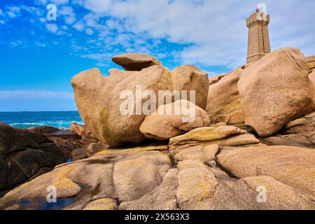 Das ruz Leuchtturm, riesigen Felsen an der Côte de Granit Rose, rosa Granit Küste, Ploumanac'h, Perros-Guirec, Bretagne, Bretagne, Frankreich. Stockfoto