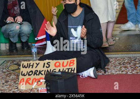 QUB Palestine Assembly Group besetzt das Lanyon-Gebäude der Queens University Belfast, Vereinigtes Königreich 07/05/2024 Studenten der Queens University Belfast besetzen das Lanyon-Gebäude in Palästina Solidaritätsprotest Belfast Nordirland Credit:HeadlineX/Alamy Live News Stockfoto