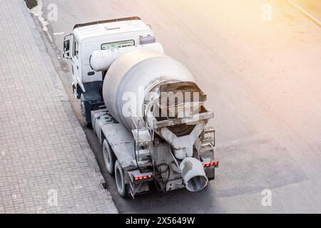 Ein Betonmischer steht auf der Straße und wartet in der Schlange, um Beton von oben zu entladen Stockfoto