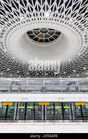 Shenzhen Metro moderne Architektur im ÖPNV unterirdische Haltestelle Gangxia North Hochformat in Shenzhen, China Shenzhen, China - 3. April 2024: Shenzhen Metro moderne Architektur im ÖPNV unterirdische Haltestelle Gangxia North Hochformat in Shenzhen, China. *** Shenzhen Metro Moderne Architektur im öffentlichen Verkehr U-Bahn Station Gangxia Nord Porträt in Shenzhen, China Shenzhen, China 3 April 2024 Shenzhen Metro Moderne Architektur im öffentlichen Verkehr U-Bahn Station Gangxia Nord Porträt in Shenzhen, China Stockfoto