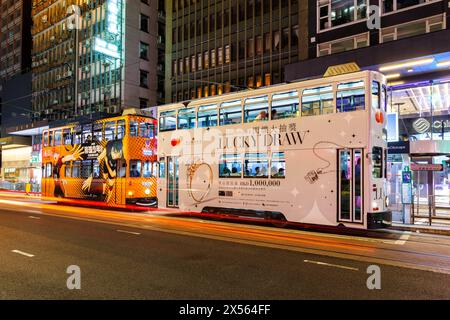 Hong Kong Tramways Doppeldecker Straßenbahnen ÖPNV an der Haltestelle Pedder Street in Hongkong, China Hongkong, China - 6. April 2024: Hong Kong Tramways Doppeldecker Straßenbahnen ÖPNV an der Haltestelle Pedder Street in Hongkong, China. *** Hong Kong Tramways Doppeldecker Straßenbahnen öffentliche Verkehrsmittel an der Haltestelle Pedder Street in Hong Kong, China Hong Kong, China 6 April 2024 Hong Kong Tramways Doppeldecker Straßenbahnen öffentliche Verkehrsmittel an der Haltestelle Pedder Street in Hong Kong, China Stockfoto