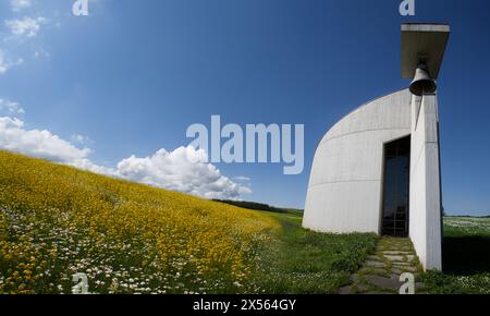 Malerische Landschaft mit moderner Kirche Stockfoto