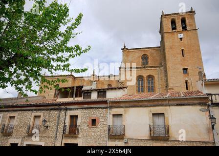 Kirche Santa Ana und Häuser von Peñaranda de Duero, Burgos, Spanien Stockfoto