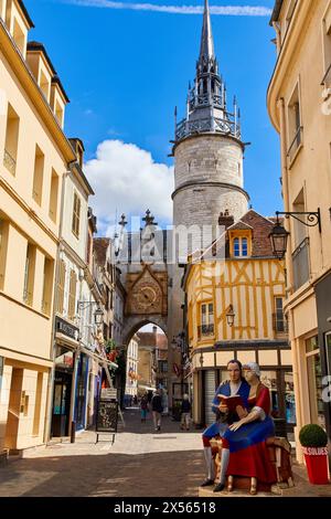 Nicolas Restif de la Bretonne von François Brochet, Tour de l'Horloge, Auxerre, Yonne, Burgund, Bourgogne, Frankreich, Europa Stockfoto