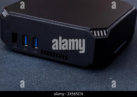 Eine kleine Systemeinheit eines PCs. Kompaktes schwarzes Gerät. Stockfoto