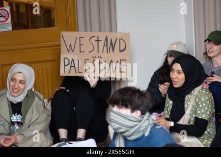 QUB Palestine Assembly Group besetzt das Lanyon-Gebäude der Queens University Belfast, Vereinigtes Königreich 07/05/2024 Studenten der Queens University Belfast besetzen das Lanyon-Gebäude in Palästina Solidaritätsprotest Belfast Nordirland Credit:HeadlineX/Alamy Live News Stockfoto